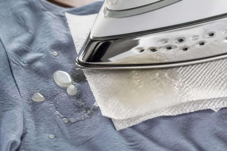 découvrez comment la chaleur du fer à repasser peut absorber efficacement les résidus de bougie sur vos vêtements, pour un nettoyage simple et rapide.