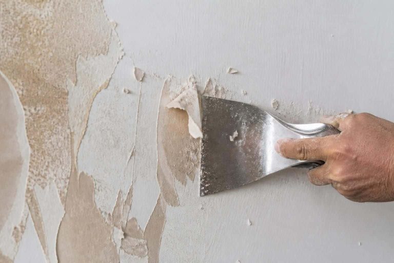 découvrez pourquoi l'utilisation d'une spatule métallique pour enlever le papier peint sur un support en placo peut rayer et endommager la surface, ainsi que des conseils pour éviter ces dégâts.