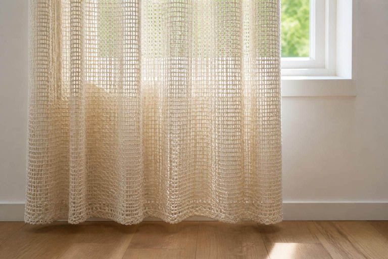 découvrez comment la rigidité du fil de coton influence le tombé lourd d'un rideau au crochet, adapté à chaque modèle pour un effet élégant et personnalisé.