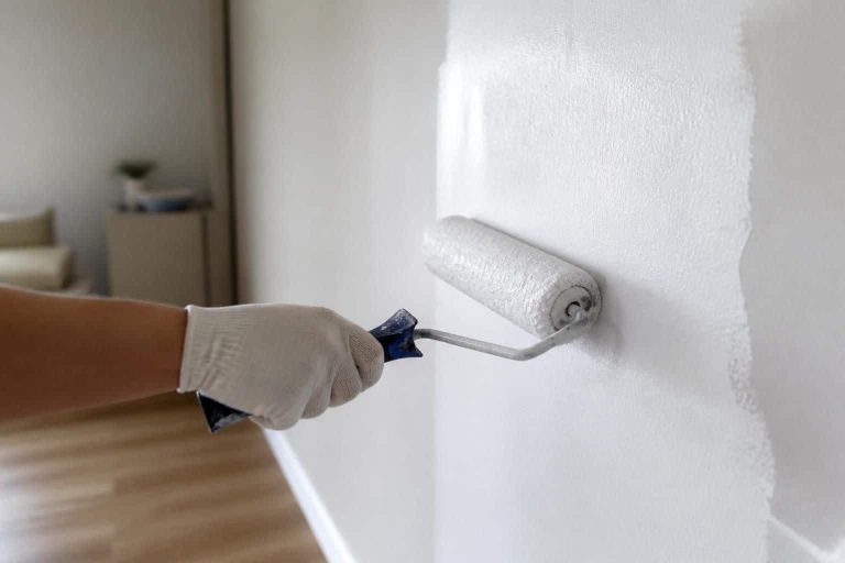 découvrez comment l'application d'une sous-couche acrylique prépare efficacement la surface avant de peindre un papier peint, assurant une meilleure adhérence et un résultat durable.