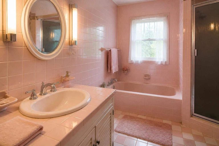 découvrez comment le retour de la faïence rose pastel fait renaître le charme unique des salles de bain des années 80, alliant nostalgie et modernité.
