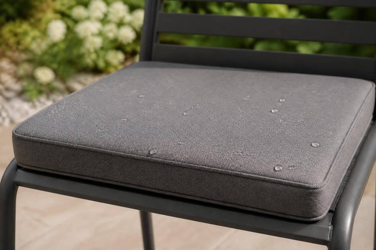 découvrez notre coussin de chaise d'extérieur avec enduction déperlante, disponible chez action, qui protège efficacement contre l'humidité pour un confort optimal en plein air.