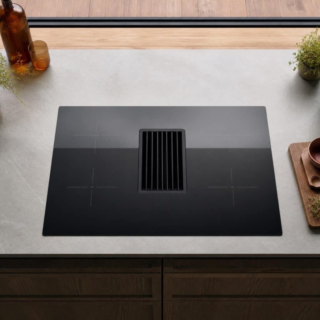 Table de cuisson avec hotte aspirante intégrée présentée seule