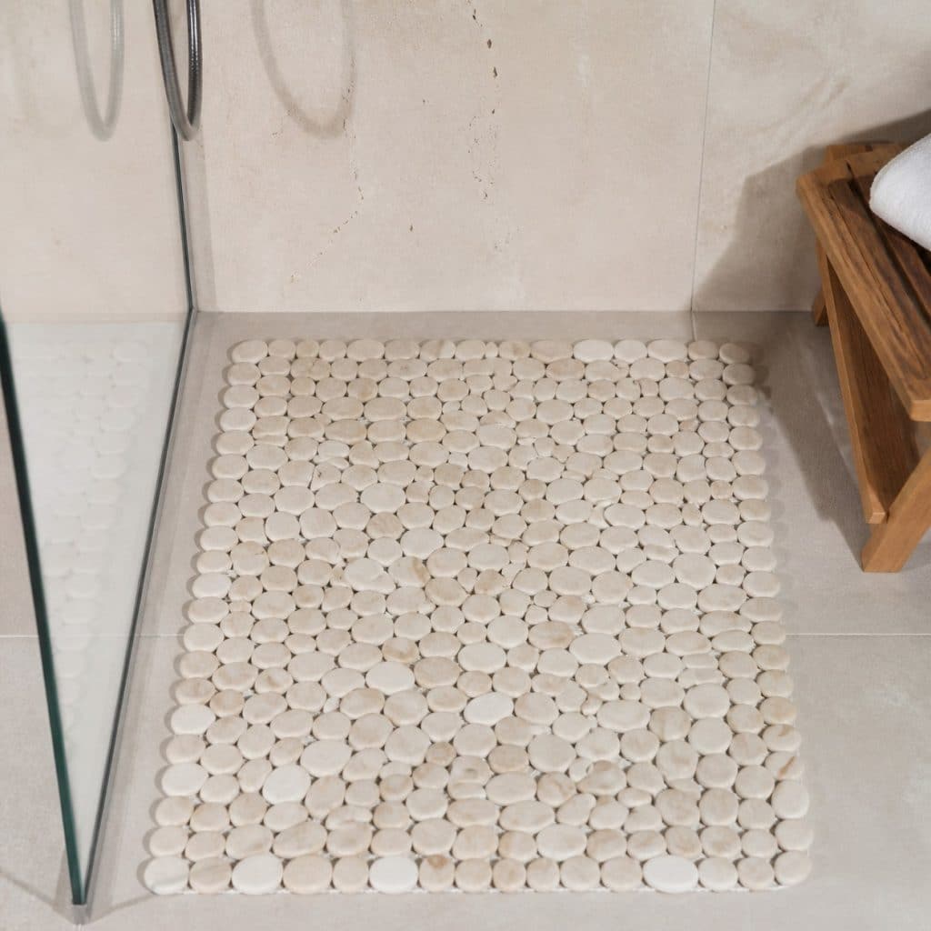 Tapis de douche en pierre naturelle présenté seul