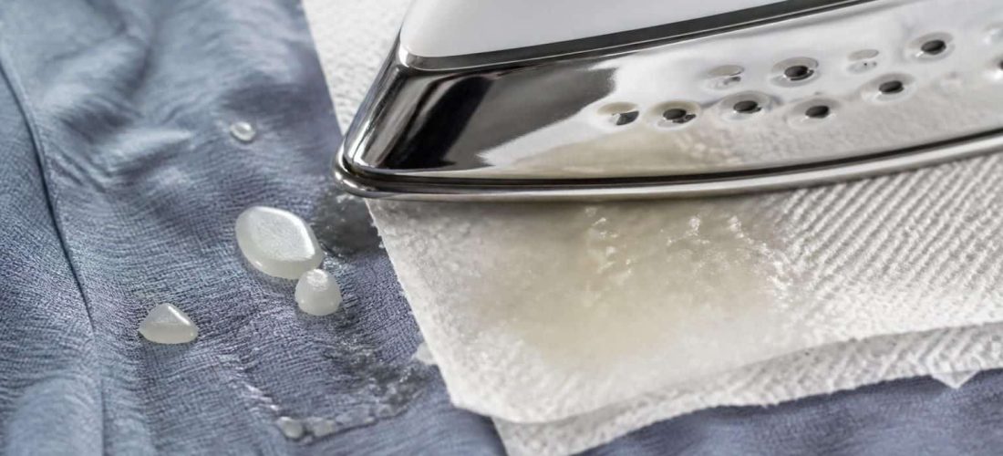 découvrez comment la chaleur du fer à repasser peut absorber efficacement les résidus de bougie sur vos vêtements, pour un nettoyage simple et rapide.