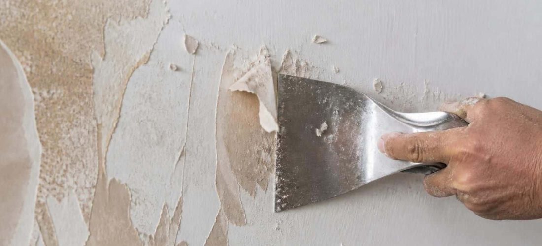 découvrez pourquoi l'utilisation d'une spatule métallique pour enlever le papier peint sur un support en placo peut rayer et endommager la surface, ainsi que des conseils pour éviter ces dégâts.