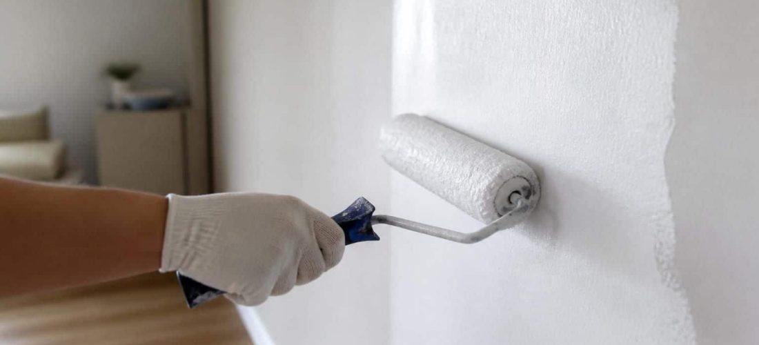découvrez comment l'application d'une sous-couche acrylique prépare efficacement la surface avant de peindre un papier peint, assurant une meilleure adhérence et un résultat durable.