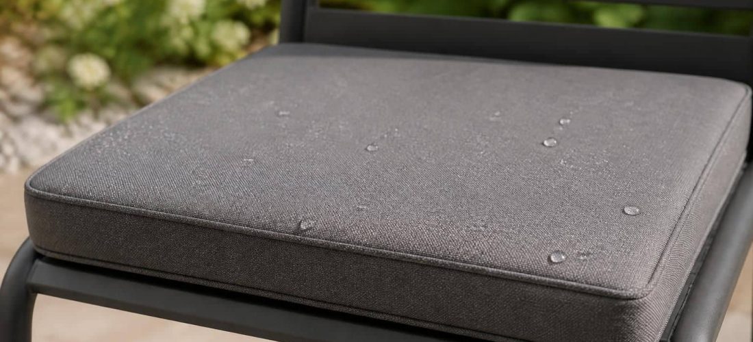 découvrez notre coussin de chaise d'extérieur avec enduction déperlante, disponible chez action, qui protège efficacement contre l'humidité pour un confort optimal en plein air.
